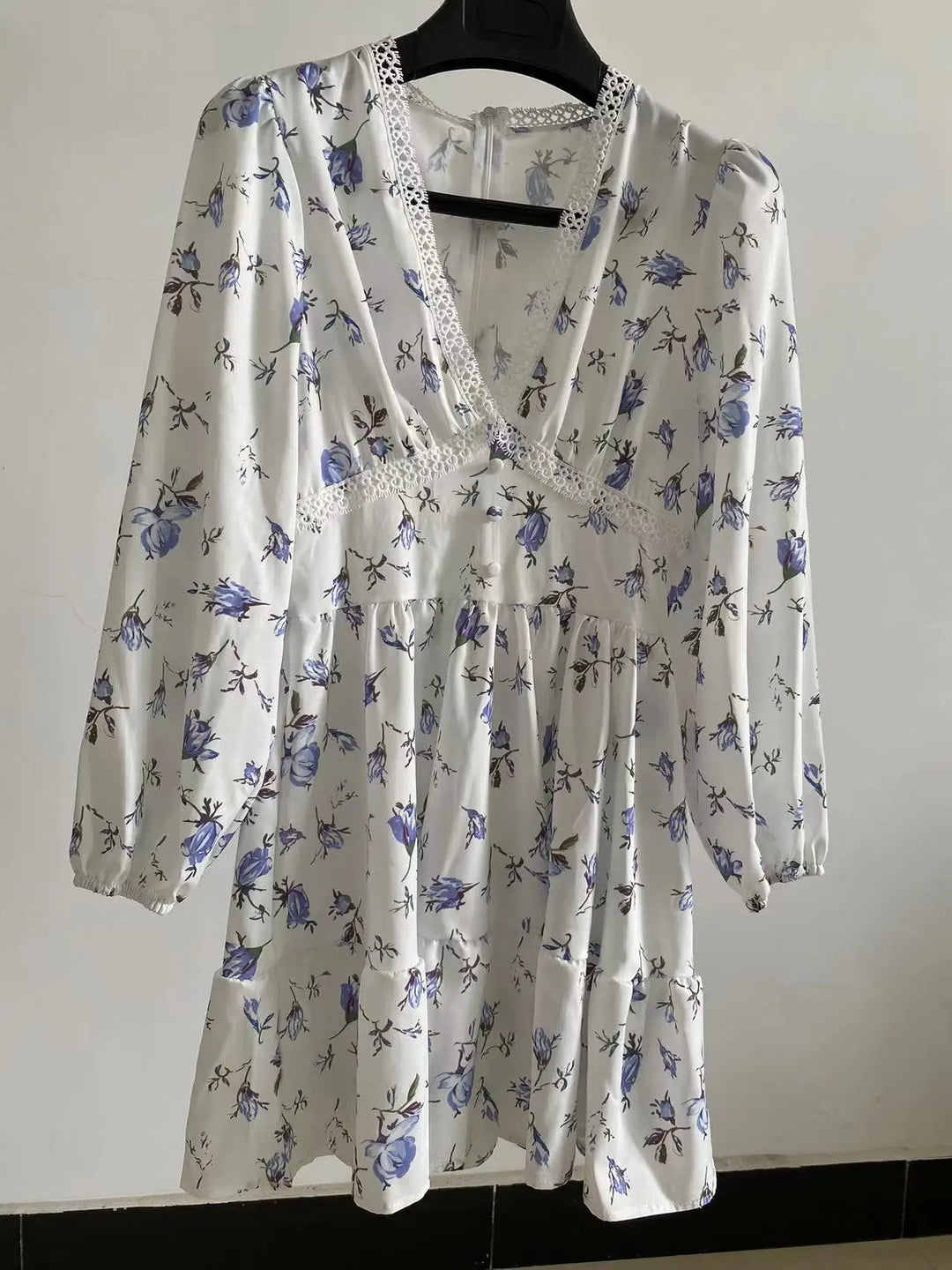 Vestido mini floral de corte A para mujer con escote en V y mangas largas